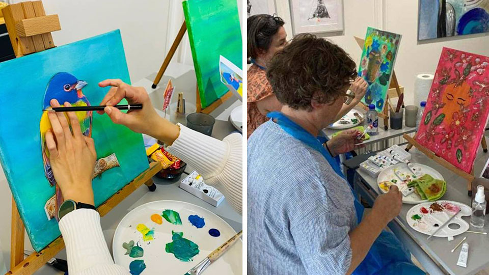Deltager maler akrylkunst med pensel under en workshop hos Artfit Kunstskole.