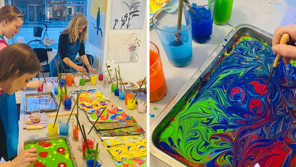 Deltagere skaber farverige mønstre i vand under en ebru-workshop hos Artfit Kunstskole.