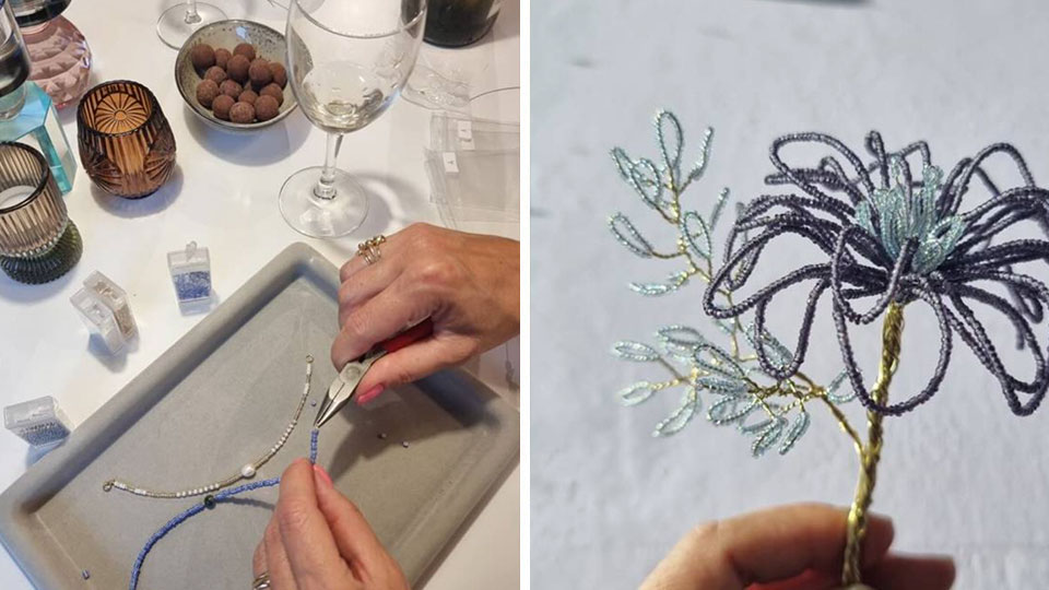 Deltager designer et smykke med perler under en workshop hos PRYD i Bagsværd.